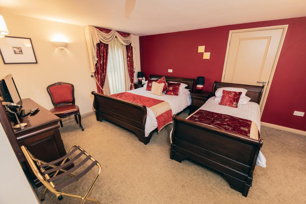 The Auberge Yaxley  Bagian luar foto