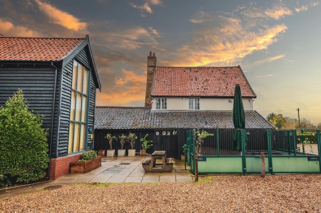 The Auberge Yaxley  Bagian luar foto