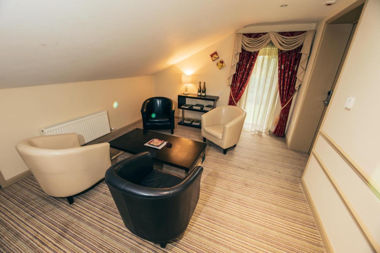 The Auberge Yaxley  Bagian luar foto