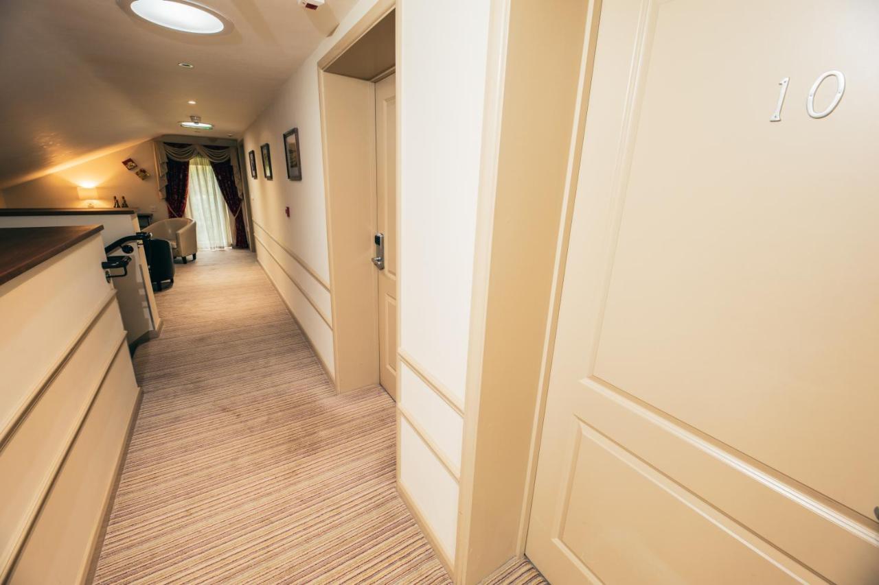The Auberge Yaxley  Bagian luar foto