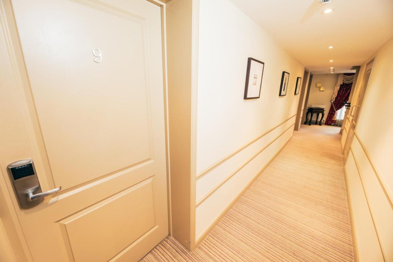 The Auberge Yaxley  Bagian luar foto