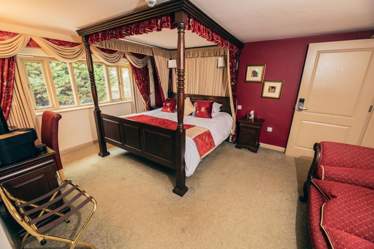 The Auberge Yaxley  Bagian luar foto