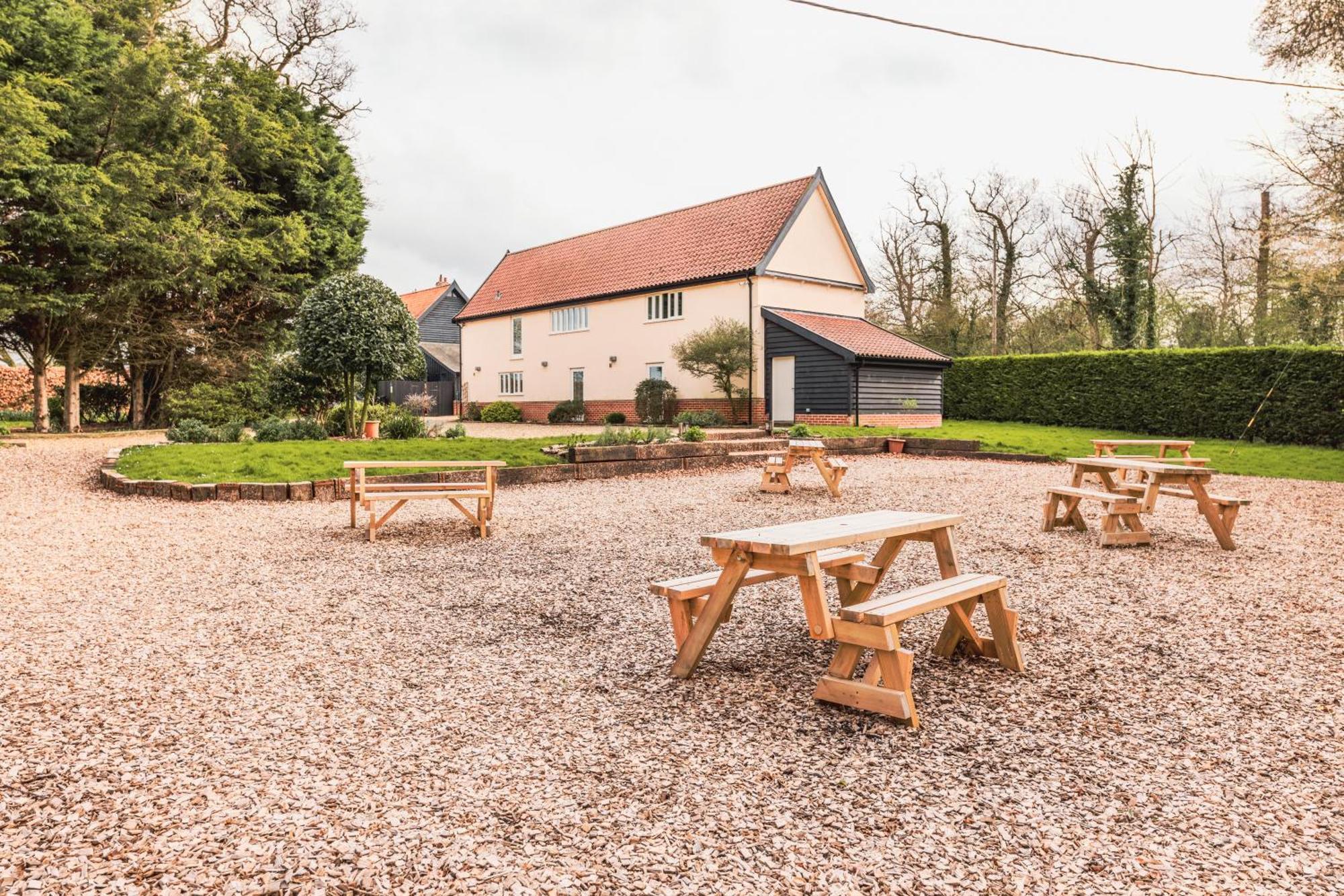 The Auberge Yaxley  Bagian luar foto